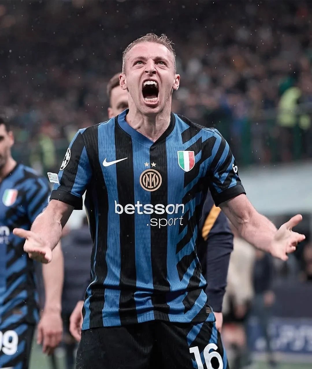 9体育-国际米兰迎荷甲关键赛，赛后完成体检，更衣室稳定，临场指挥获称赞