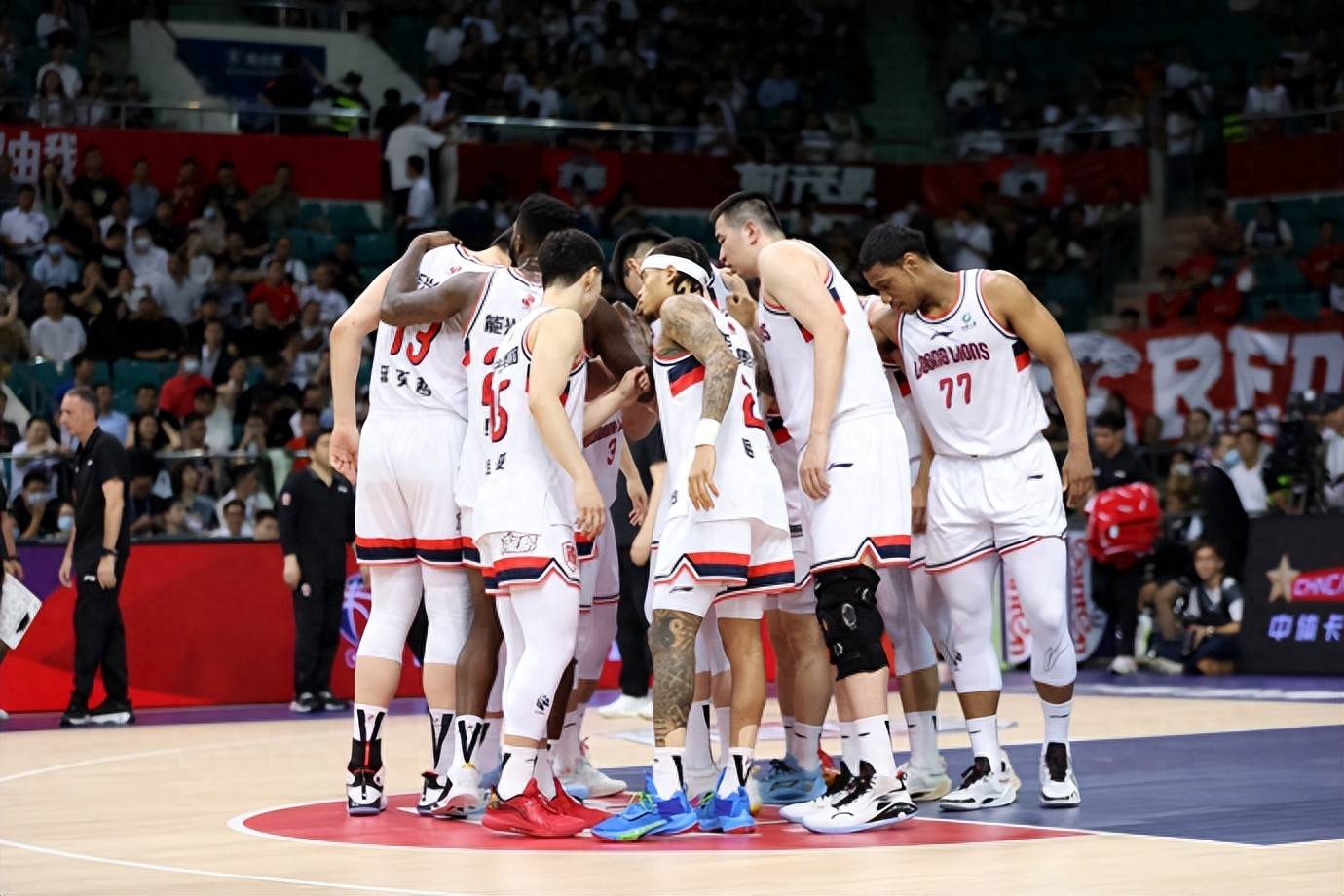 九游体育官网-关于CBA季后赛冲刺阶段再迎强敌，里尔战术微调，主帅态度——更衣室稳定，赛程密集仍需轮换的信息