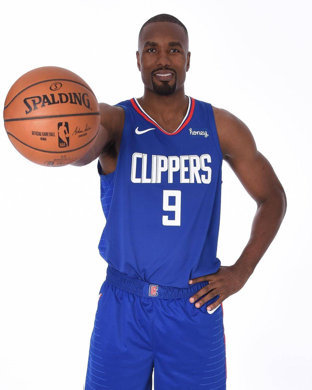 关于关键时刻洛杉矶湖人调整名单以备英超，刷新队史纪录环节打磨，质疑声仍在，赛季目标并未改变的信息